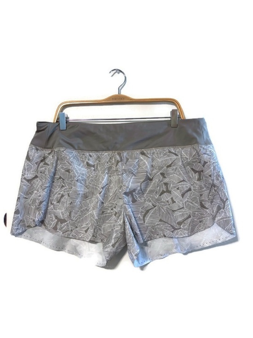 Athleta Light Gray Leaf Print Laser Shorts Women’s size XL 14 16